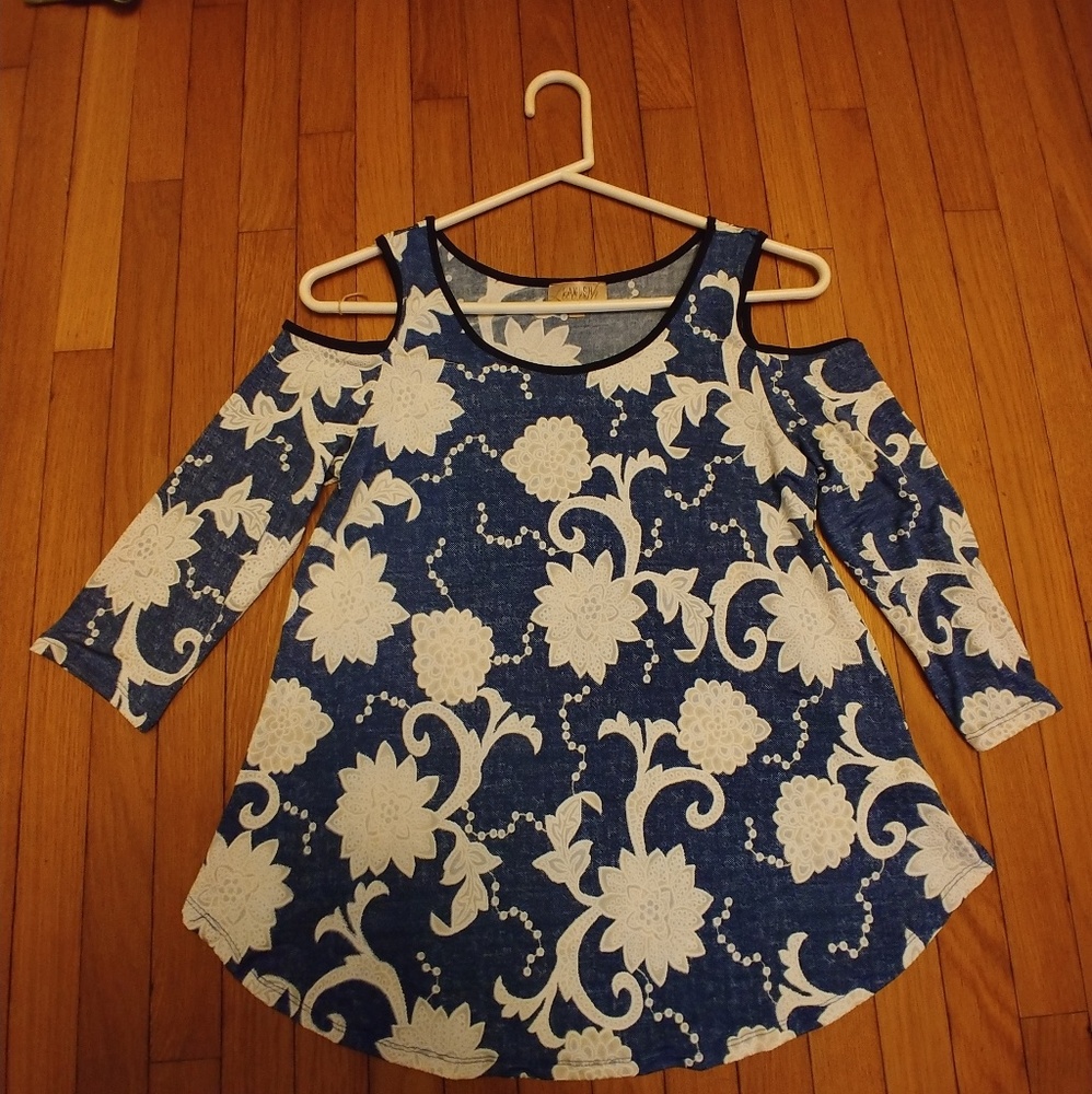 5 for 20$NWOT Beautiful cold shoulder blouse